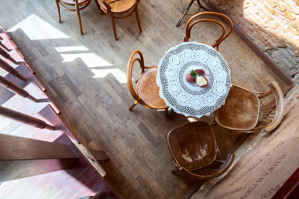pöytä ja tuolit kahvilassa - Valokuva, kuva
