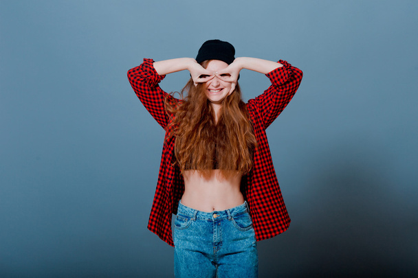 Hipster holka dělat legrační bláznivé obličeje - Fotografie, Obrázek