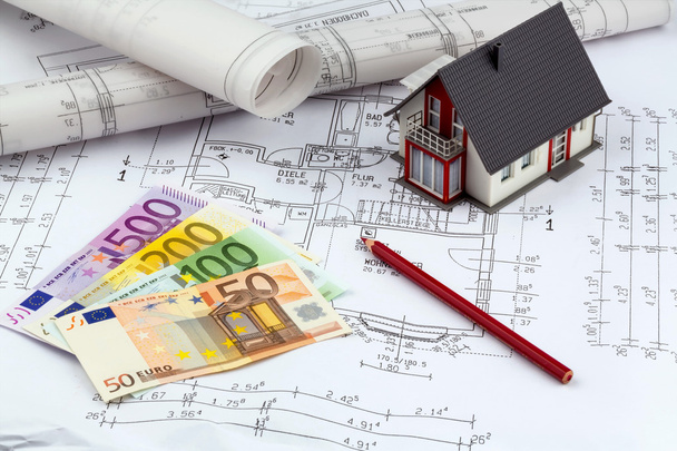 Plan de maison avec billets en euros
 - Photo, image