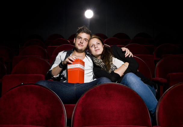 genç bir çift sinemada - Fotoğraf, Görsel