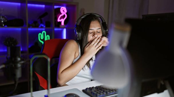 Fiatal gyönyörű spanyol nő streamer fáradt számítógép a játékteremben - Fotó, kép