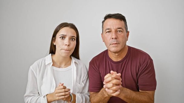 Apa és lánya együtt állnak elszigetelt fehér háttér felett - Fotó, kép