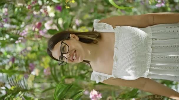 Šťastná hispánka v brýlích, ponořující se prohlídka futuristické expozice rostlin v barevném, moderním muzeu - Záběry, video