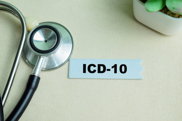 Концепція ICD-10 написана на липких нотатках з стетоскопом ізольованим на дерев'яному столі.. - Фото, зображення