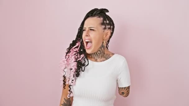 Furioso donna amputata ispanica urlando di rabbia, in piedi pazzo e frustrato su isolato sfondo rosa. - Filmati, video