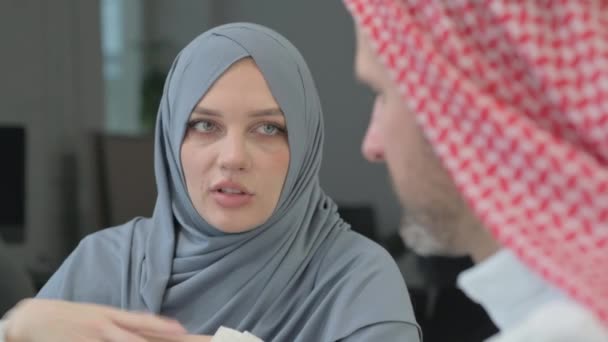 Primer plano de la mujer árabe hablando con el hombre árabe en el cargo - Metraje, vídeo