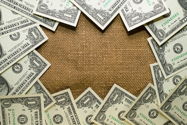Bankovky dolarů lemovaly staré látky v kruhu - Fotografie, Obrázek
