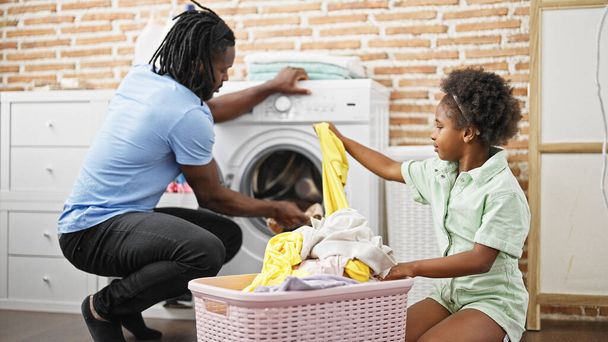 Afro-américain père et fille laver les vêtements à la buanderie - Photo, image