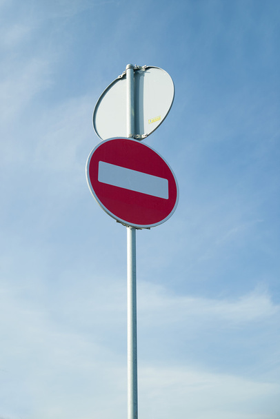 Различные дорожные знаки на столбе против неба
 - Фото, изображение