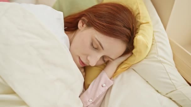 Rauhallinen nainen nukkuu mukavassa makuuhuoneessa, jossa on rauhallisuus ja lepo. - Materiaali, video