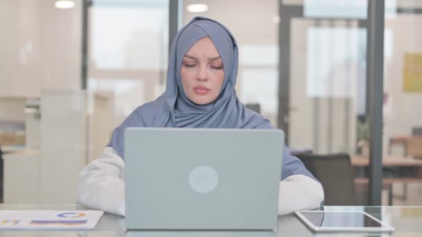 Mulher árabe com dor de cabeça no trabalho - Filmagem, Vídeo