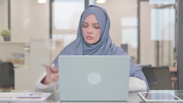 Arabische vrouw in gesprek over telefoon op het werk - Video
