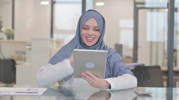 Mujer árabe haciendo video chat en tableta digital - Metraje, vídeo
