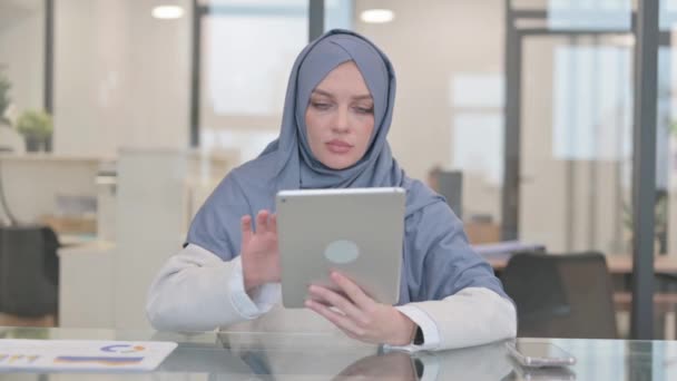 Arabische vrouw die zich van streek voelt tijdens het gebruik van Tablet - Video