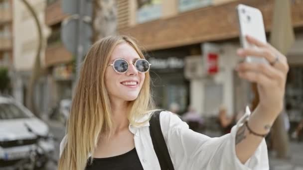 Veselá mladá žena se selfie na rušné městské ulici. - Záběry, video