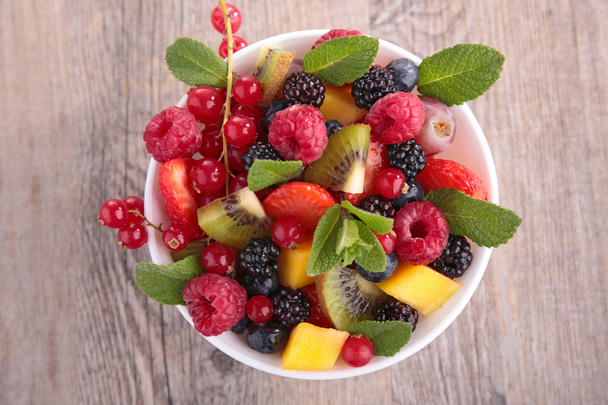 Mezclar ensalada de frutas en bowl
 - Foto, Imagen