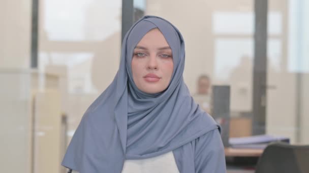 Retrato de una mujer árabe seria en Hijab - Metraje, vídeo