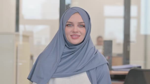 Ritratto di donna araba con pollice in alto - Filmati, video