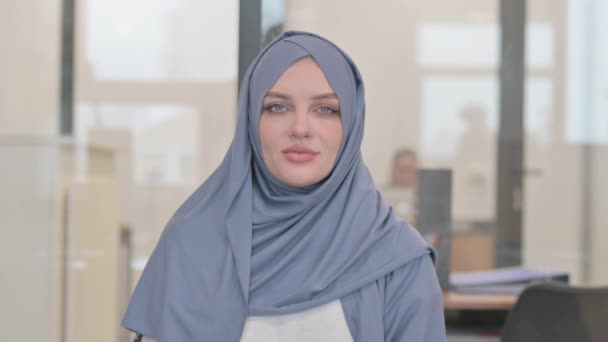 Portret van de lachende Arabische vrouw in Hijab - Video