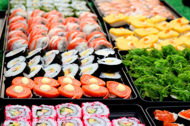 παραδοσιακό ιαπωνικό σούσι νόστιμα - Ιαπωνικά τροφίμων - Φωτογραφία, εικόνα
