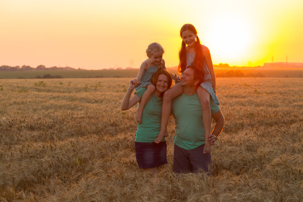 Perhe kävelee pellolla - Valokuva, kuva
