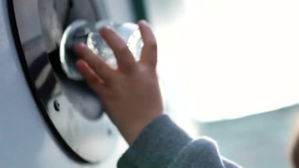 Papel del niño en el cuidado del medio ambiente - Reciclaje de vidrio en el hogar - Metraje, vídeo