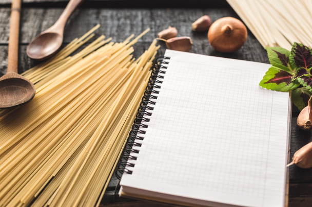the blank recipe book with italian spaghetti - Foto, Imagem