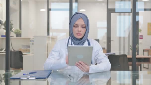 Lääkäri Hijabissa tekee Online Chat Tablet - Materiaali, video