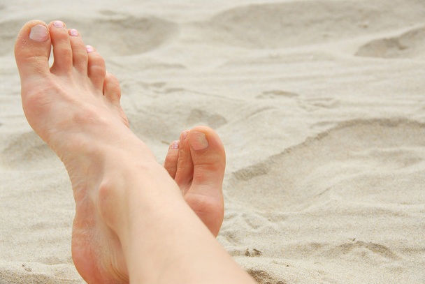 女性の足のビーチ - 写真・画像