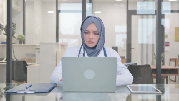 Βήχας άρρωστος γιατρός σε Hijab εργασίας σε φορητό υπολογιστή - Πλάνα, βίντεο