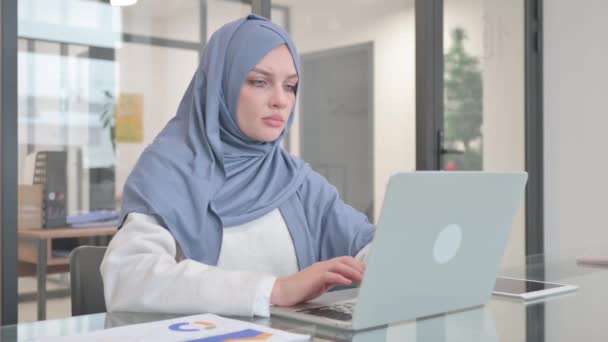 Hijab-i nőnek fejfájása van, miközben a Laptopon dolgozik - Felvétel, videó