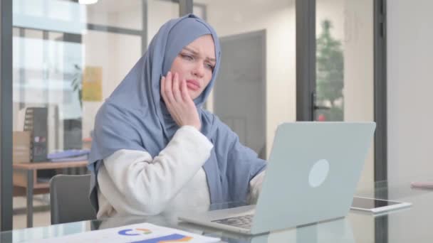 Hidzsábi nő, akinek fogfájása van a munkahelyén - Felvétel, videó