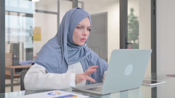 ノートパソコンの損失に反応するヒジャブの女性 - 映像、動画