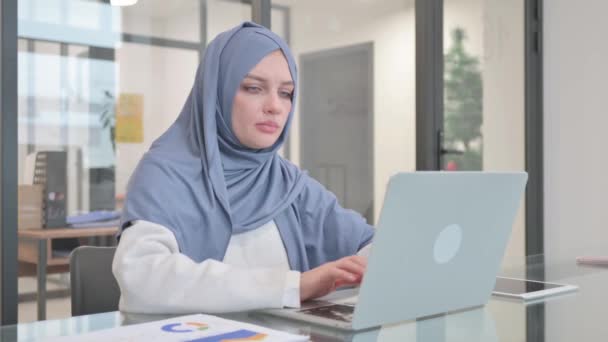 Nő Hidzsáb Nézi a kamerát, miközben dolgozik Laptop - Felvétel, videó
