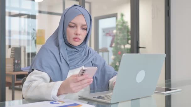 Nő Hidzsáb dolgozik Laptop és használata Smartphone - Felvétel, videó