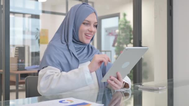 Vrouw in hidjab viert feest tijdens het gebruik van Tablet - Video