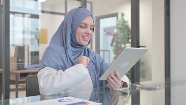 Femme dans Hijab Faire du chat vidéo sur tablette numérique - Séquence, vidéo