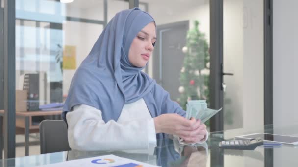Mujer en Hijab Contando Dinero en el Trabajo - Metraje, vídeo