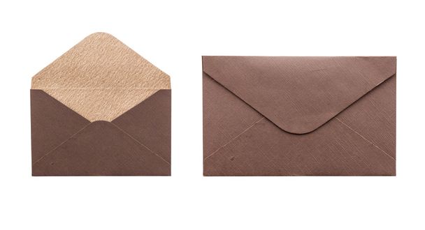 Kahverengi zarf beyaz arkaplanda izole - Fotoğraf, Görsel