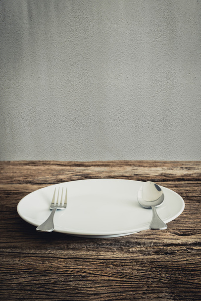 Placa blanca y tenedor de plata, cuchillo. sobre mesa de madera
 - Foto, Imagen