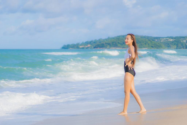 Portret piękna młoda Azjatka relaks uśmiech wokół plaży morze ocean na wakacjach - Zdjęcie, obraz