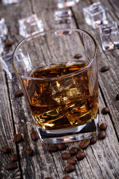 Sklenici whisky s ledem a kávová zrna. - Fotografie, Obrázek