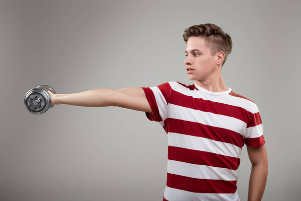 Striped-shirt użytkownika sprawia, że oświadczenie o pozostaniu w formie i modne z hantli bez wysiłku curl - Zdjęcie, obraz
