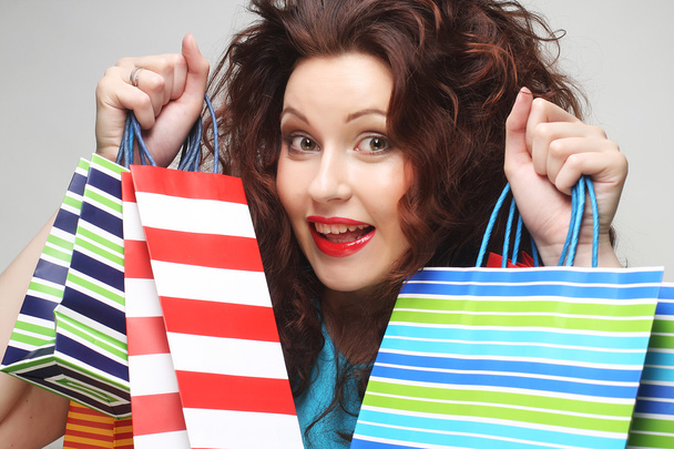 beautiful young woman with colored shopping bags - Foto, immagini