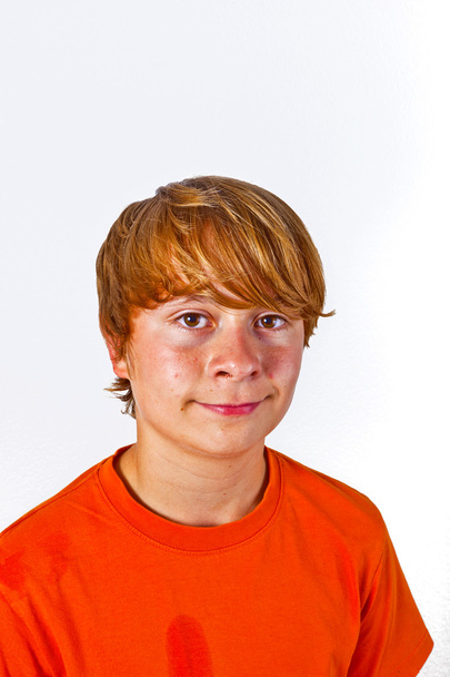 オレンジ色のシャツとかわいい男の子の肖像画 - 写真・画像