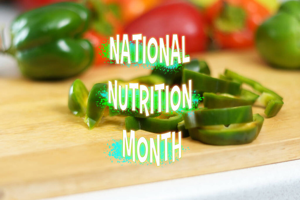 Świętowanie Narodowego Miesiąca Żywienia wśród świeżych warzyw i preparatów kulinarnych - Zdjęcie, obraz