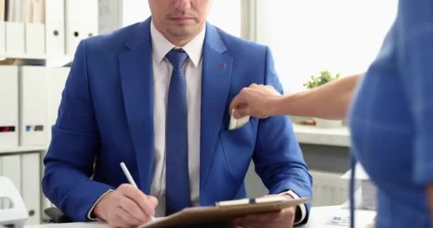 Femme donnant pot-de-vin à un homme d'affaires et signant un contrat de film 4k. Concept de fraude commerciale - Séquence, vidéo