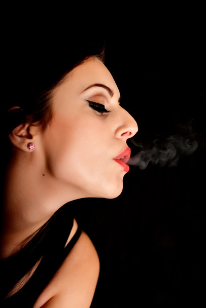 güzel bir kadın Sigara - Fotoğraf, Görsel