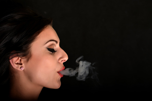 Beautiful woman smoking - Φωτογραφία, εικόνα