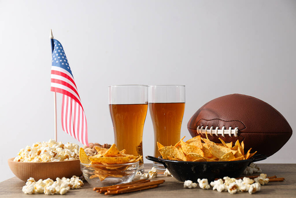 Μπύρα με σνακ, μια μπάλα ράγκμπι και μια αμερικανική σημαία - Φωτογραφία, εικόνα